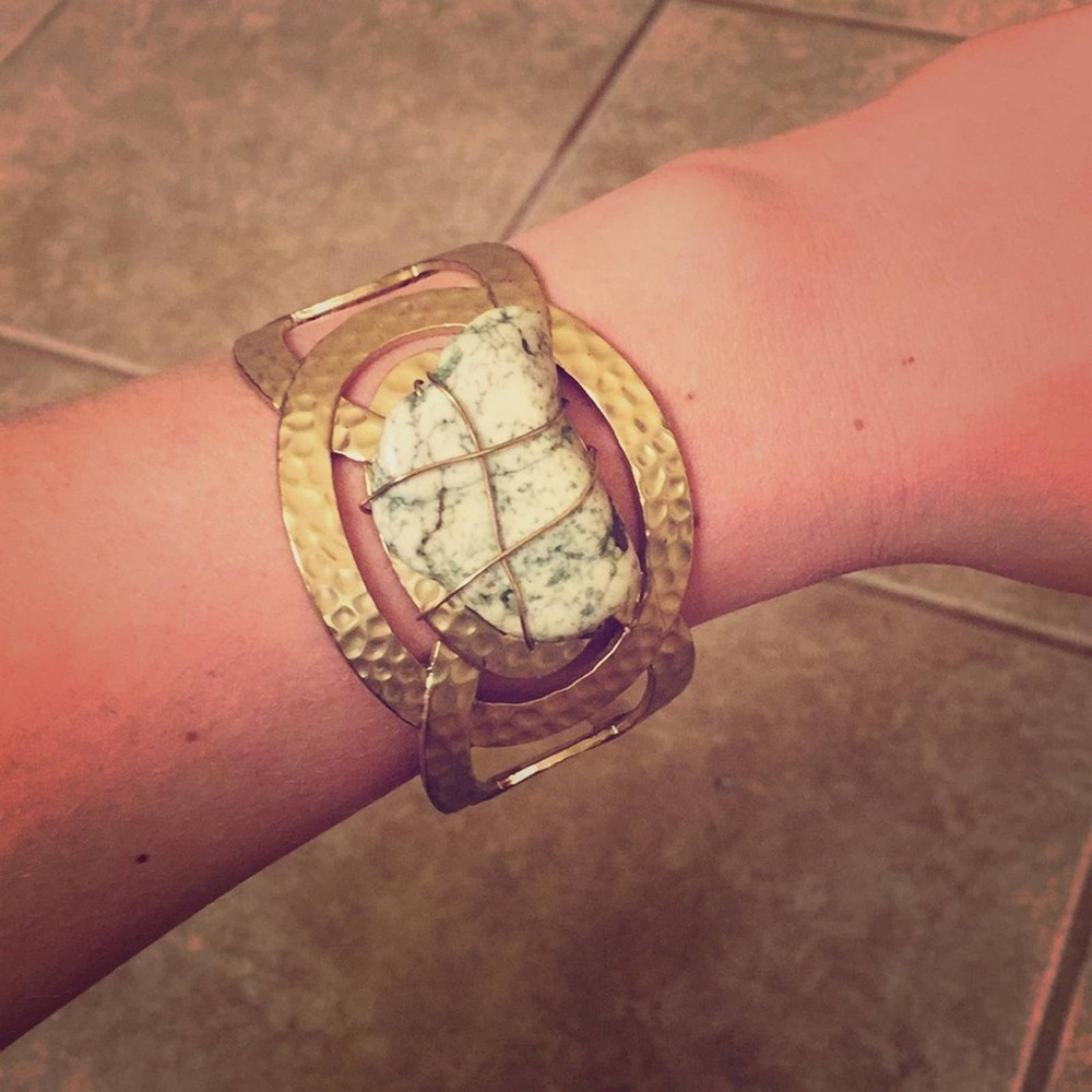 Gold Bracelet w/Stone